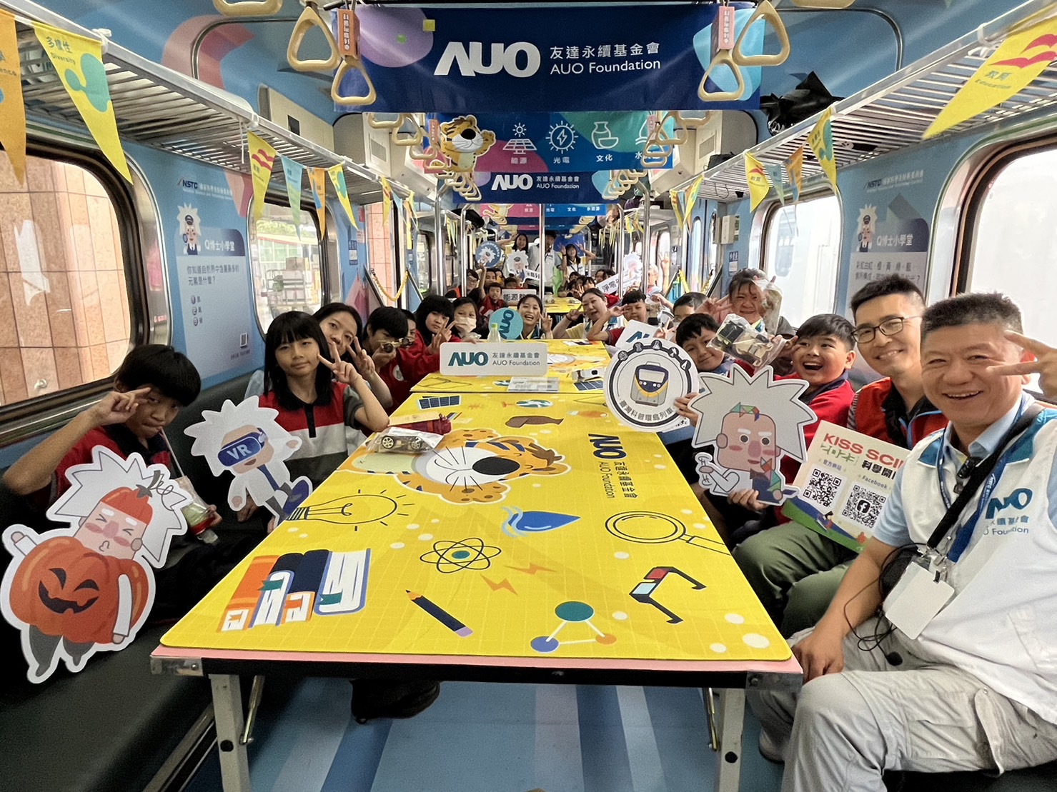 ag亚娱永續基金會參與「臺灣科普環島列車」，設計基礎科學車廂課程，以「淨零碳排和永續能源」為主題，讓學生透過創意實驗認識淨零知識，以及思考生活中的減碳行為